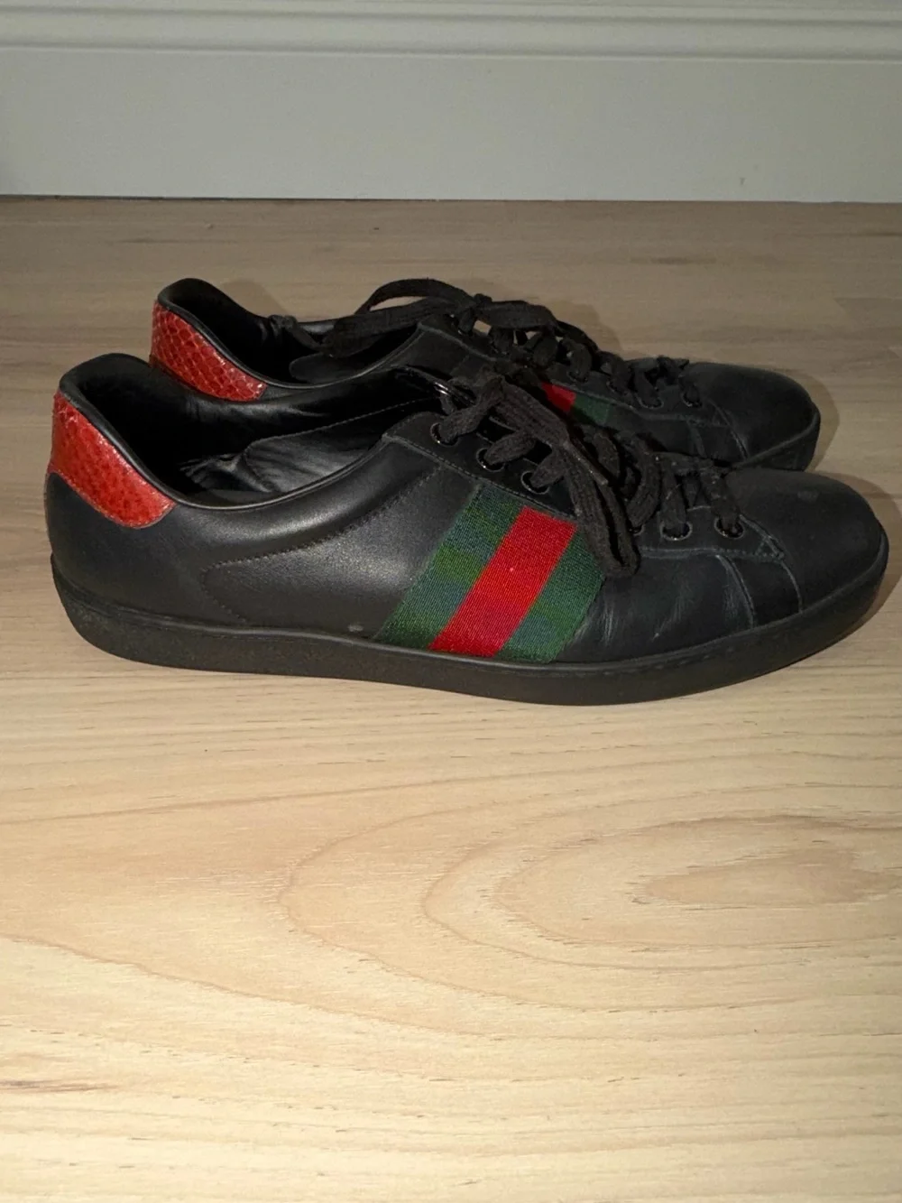 Gucci Black Leather Low-Top Sneakers with Red and Green Stripe